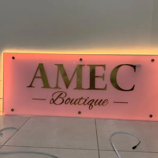 Letrero luminoso espejo gold para boutique AMEC