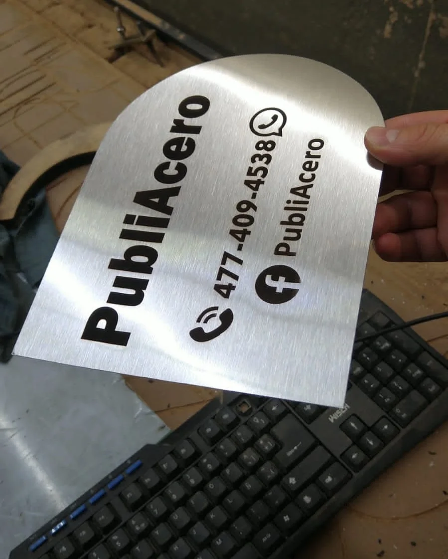 Detalle de grabado láser de fibra óptica en metal por Trazza.me