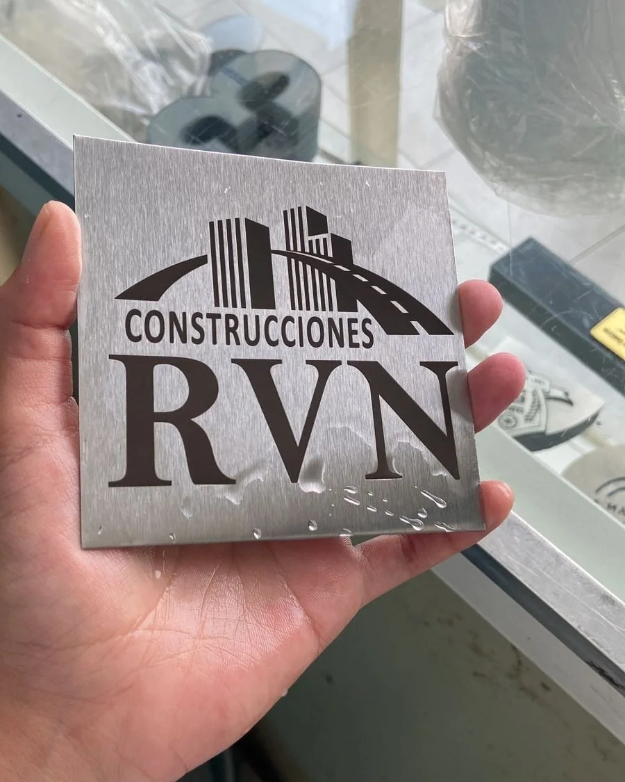 Placa conmemorativa de acero inoxidable 304 fabricada por Trazza.me