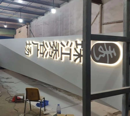 Publicidad monumental en corredores comerciales