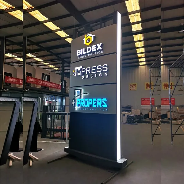 Tótems Publicitarios Exteriores para Plazas Comerciales